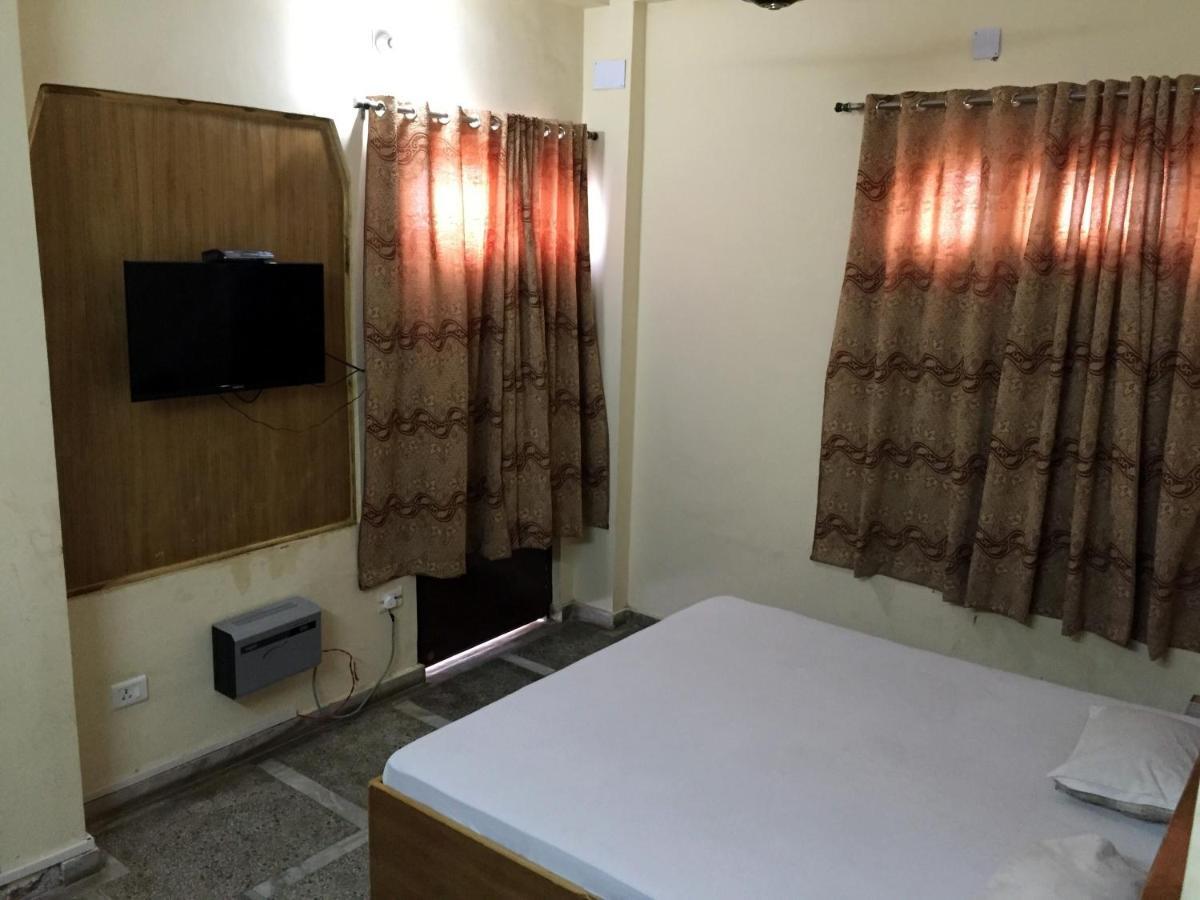 Hotel Lalit Palace Babina Экстерьер фото