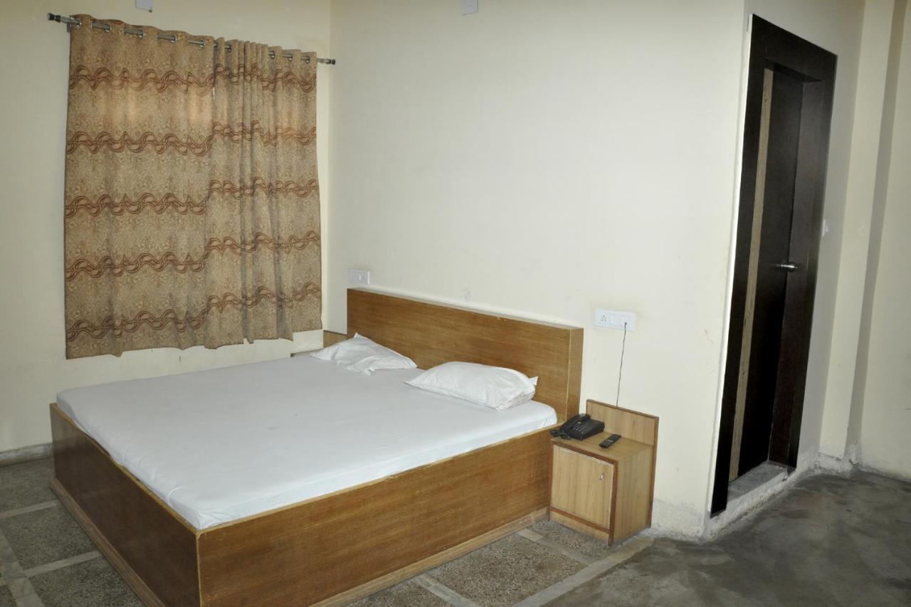 Hotel Lalit Palace Babina Экстерьер фото