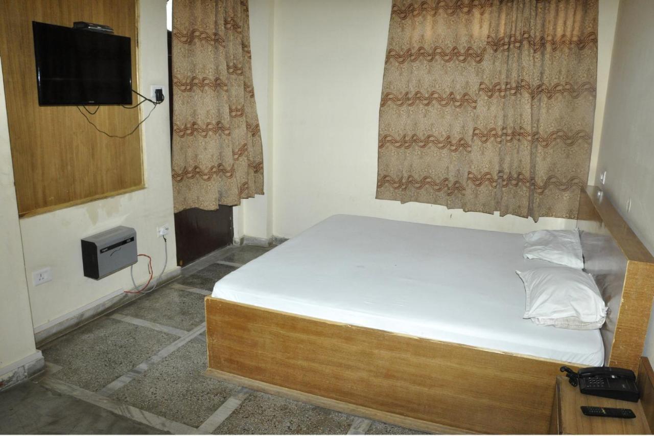 Hotel Lalit Palace Babina Экстерьер фото