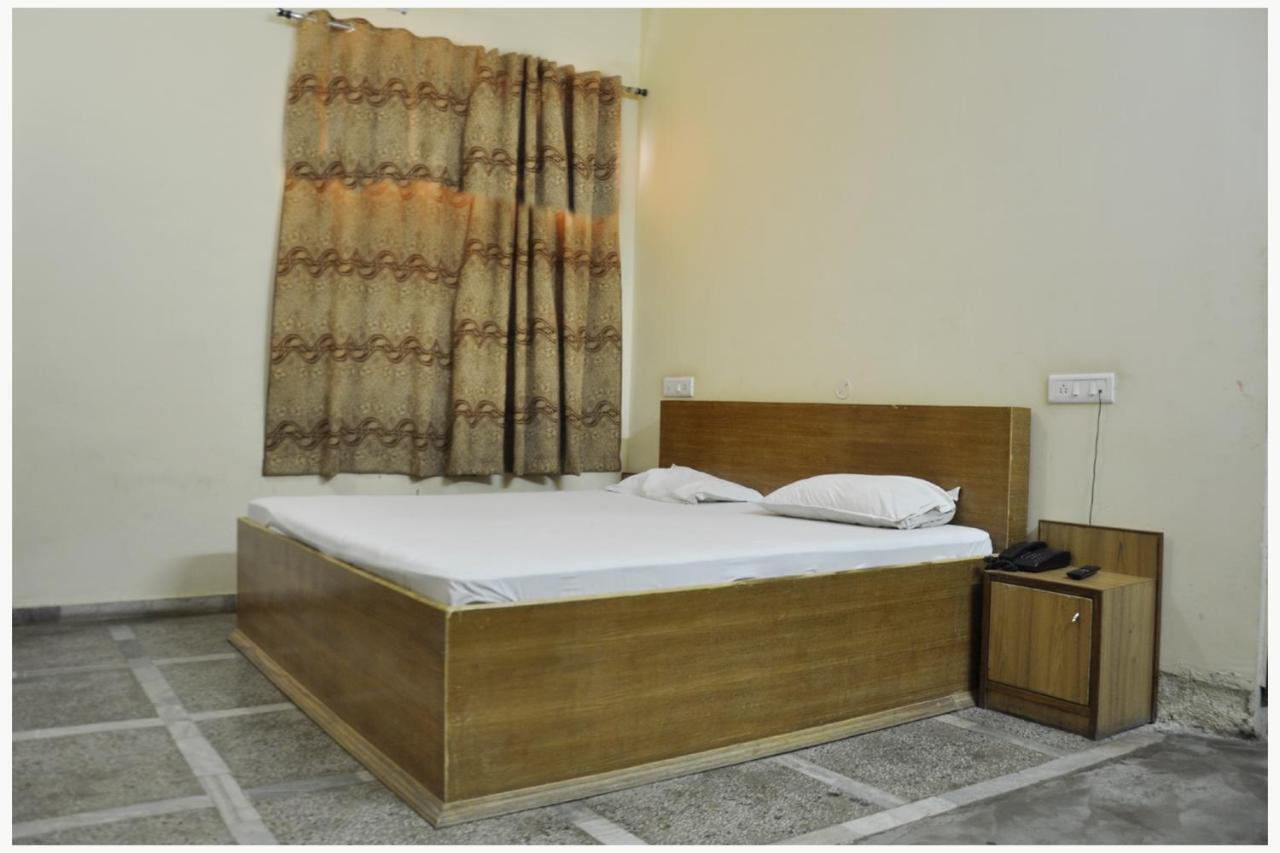 Hotel Lalit Palace Babina Экстерьер фото